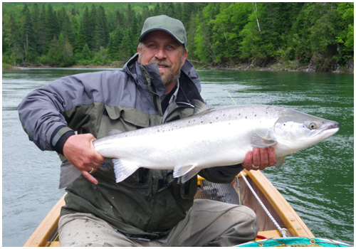 Notre guide de pêche au saumon de l'atlantique Martin Poisson et un beau gros Saumon comme trophée de pêche