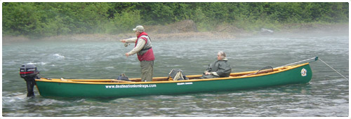 Canoe pour le transport des clients sur la Rivière Bonaventure en Gaspésie pour la pêche aux saumons
