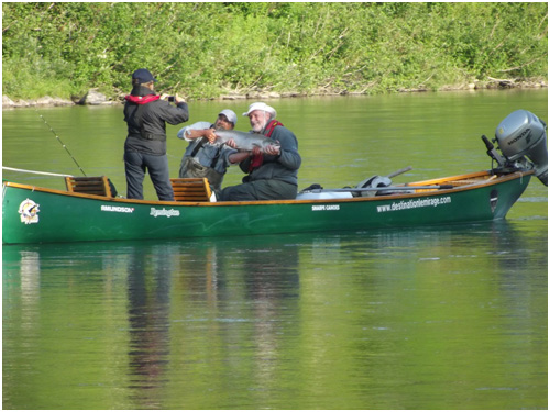 Martin Poisson et son client en pleine action lors d'un séjour de pêche au Saumon de l'Atlantique sur la Rivière Bonaventure
